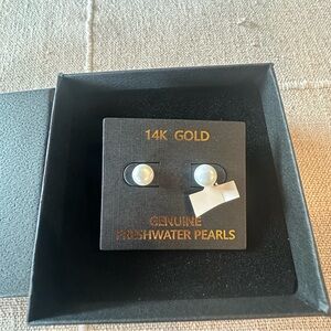 NWT 14K Gold Genuine Fresh Water Pearl Stud Earrings